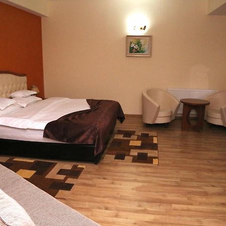 Hotel Crystal Palace Ramnicu Valcea Bagian luar foto