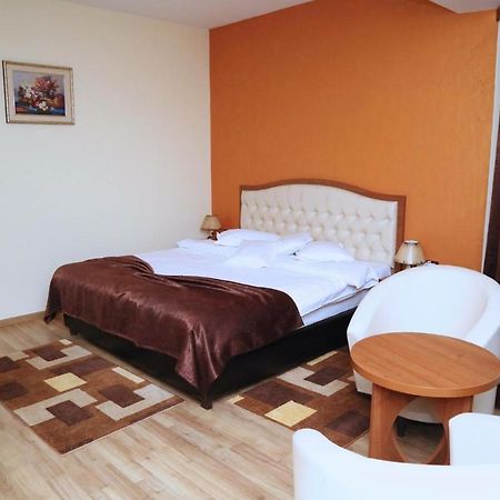 Hotel Crystal Palace Ramnicu Valcea Bagian luar foto