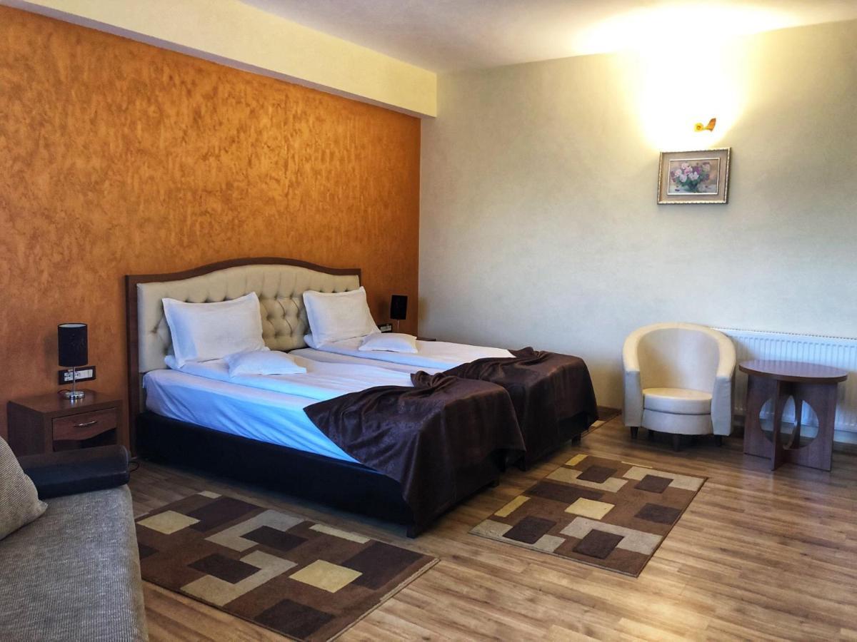Hotel Crystal Palace Ramnicu Valcea Bagian luar foto