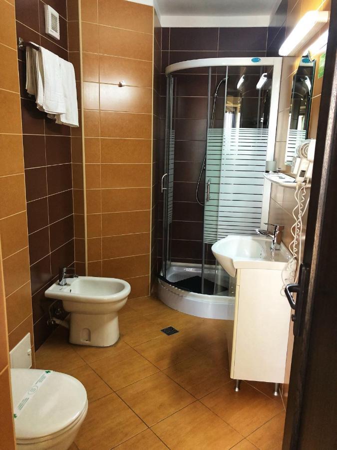 Hotel Crystal Palace Ramnicu Valcea Bagian luar foto