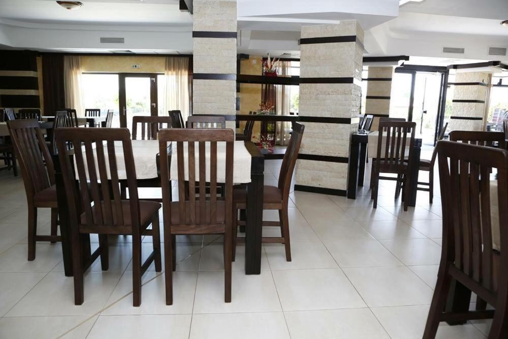 Hotel Crystal Palace Ramnicu Valcea Bagian luar foto