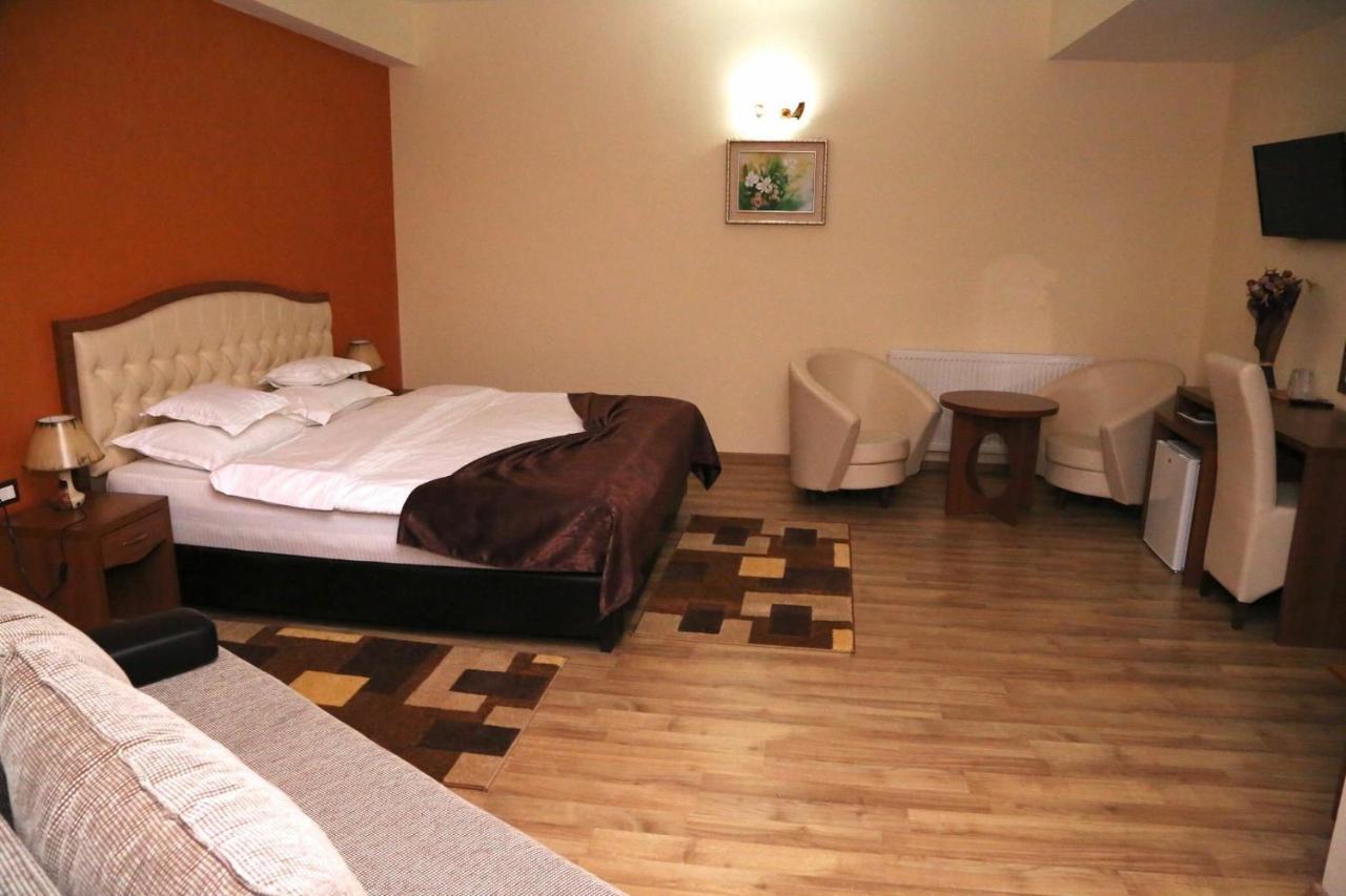 Hotel Crystal Palace Ramnicu Valcea Bagian luar foto