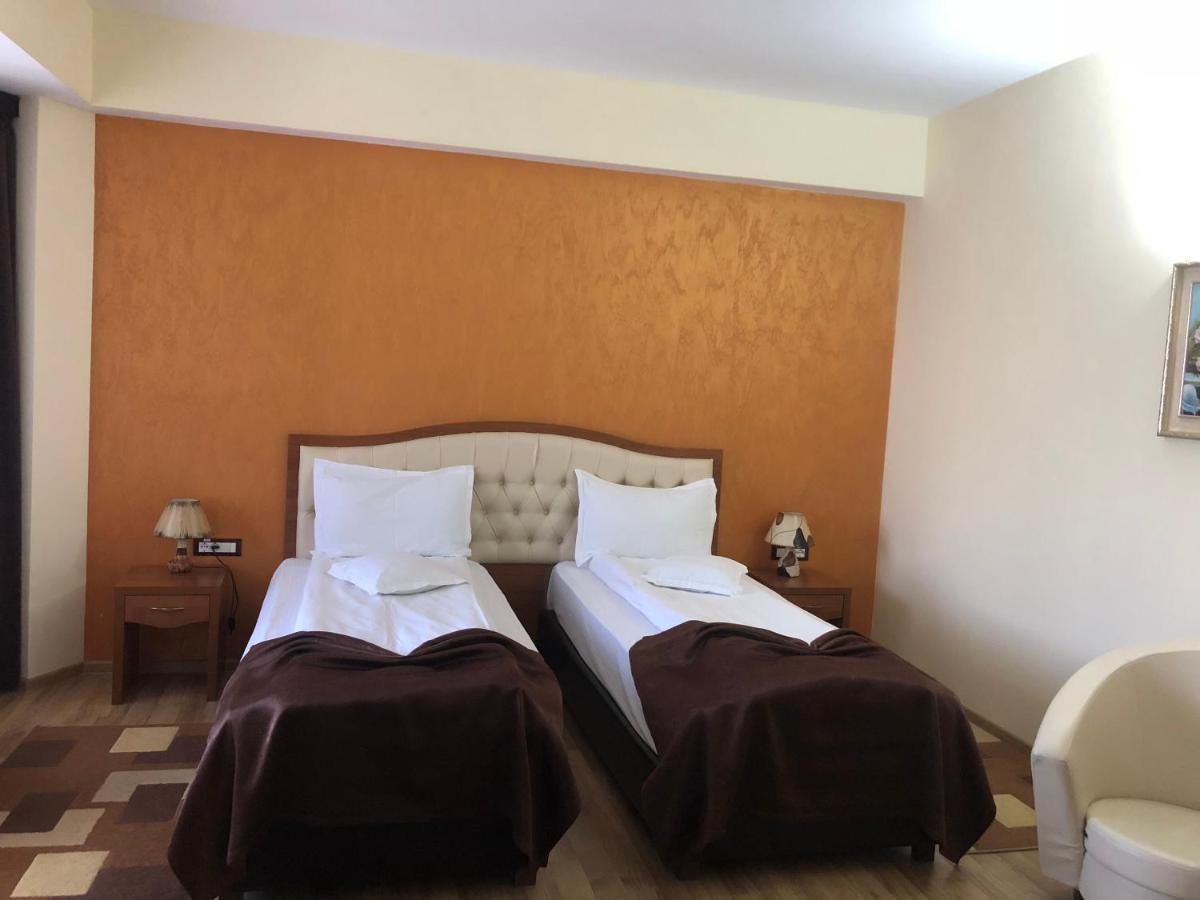 Hotel Crystal Palace Ramnicu Valcea Bagian luar foto