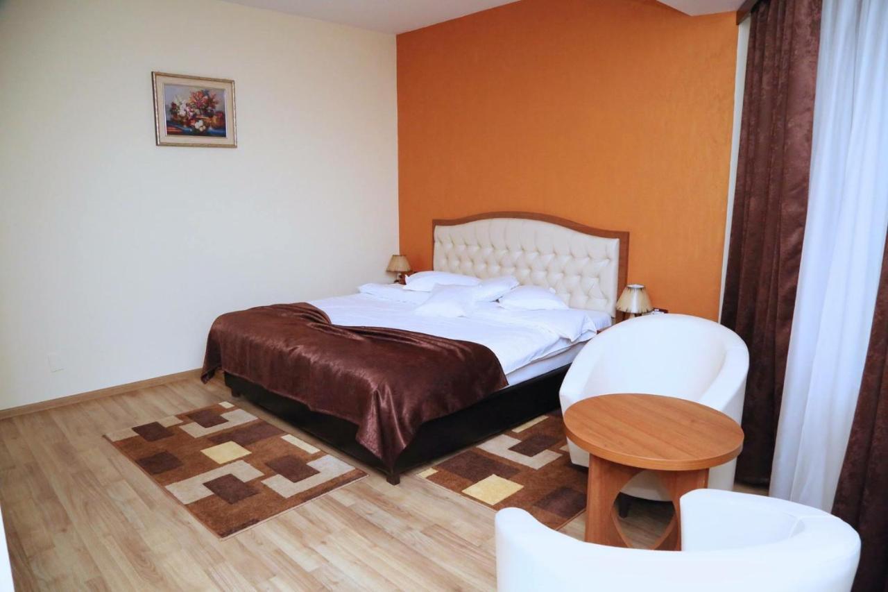 Hotel Crystal Palace Ramnicu Valcea Bagian luar foto