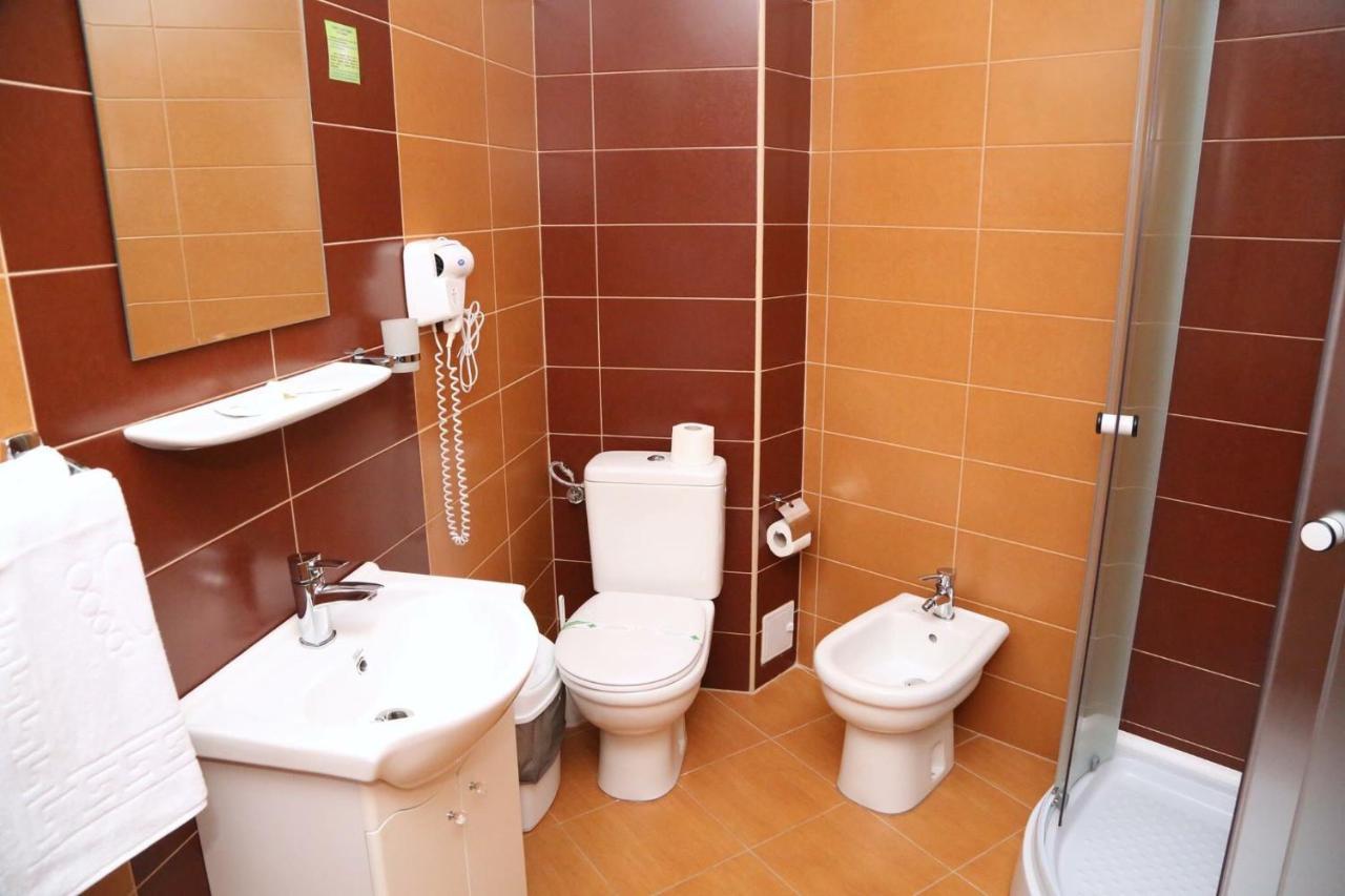 Hotel Crystal Palace Ramnicu Valcea Bagian luar foto